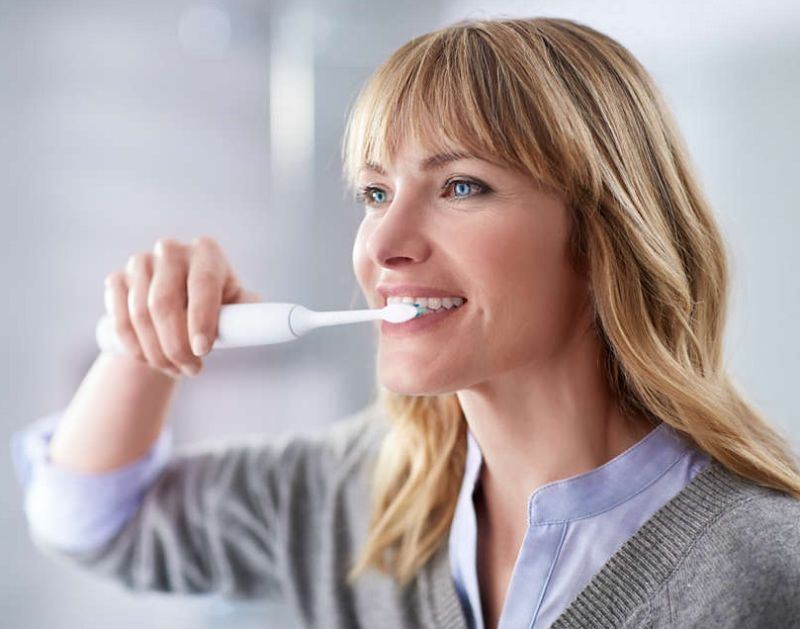 Philips Sonicare ProtectiveClean 4300 Sonický elektrický zubní kartáček Mid Blue HX6888/98