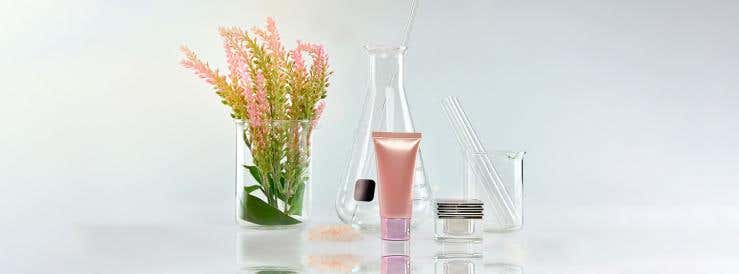 Přírodní vs. syntetické parfemace v kosmetice - mýty a fakta